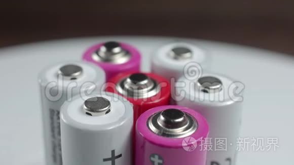 粉色和白色电池的正能量视频