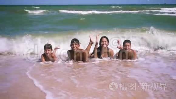 四个孩子躺在沙滩上冲浪