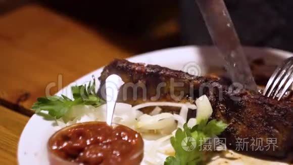 年轻女子在餐馆酒吧吃鲜肉视频