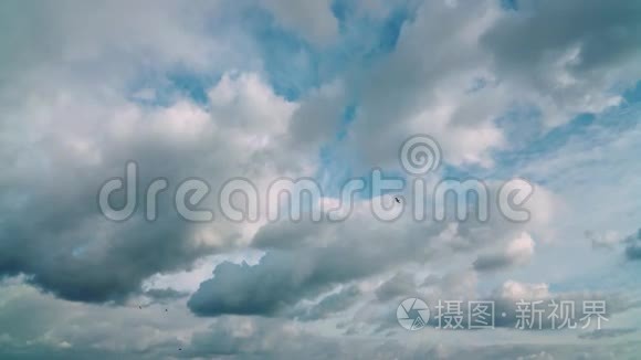 多云天气下天空的空气流动视频
