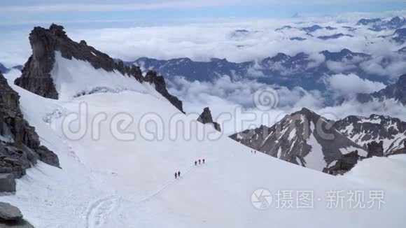 阿尔卑斯山的登山者视频