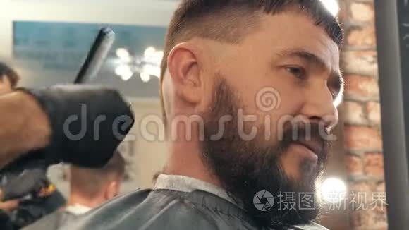理发师用剪头刀剪发给男性客户视频