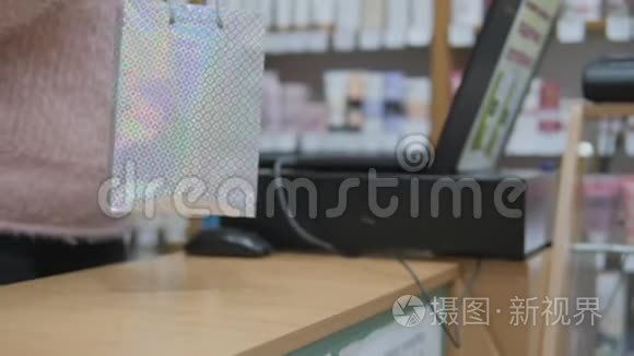 在商店里买化妆品。 在结帐处出售货物。