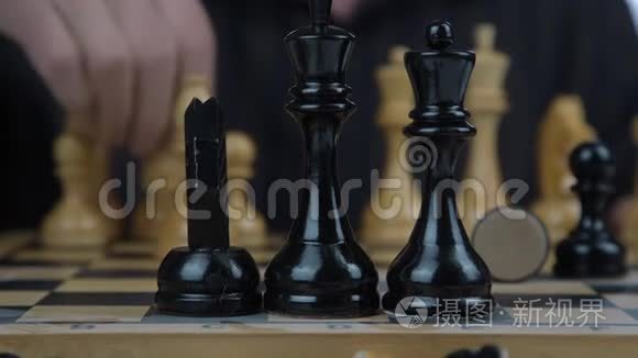 人手把棋子放在船上仔细观察视频