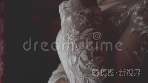 准备新娘穿着婚纱参加婚礼视频