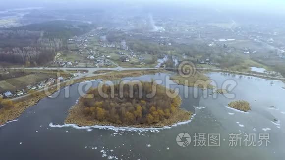 河中央的荒岛和城市的平凡生活视频