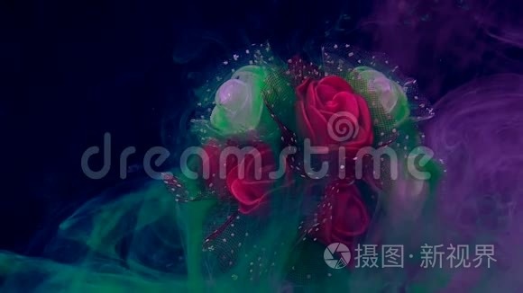 美丽的婚礼花束红白玫瑰在紫丁香的雾。