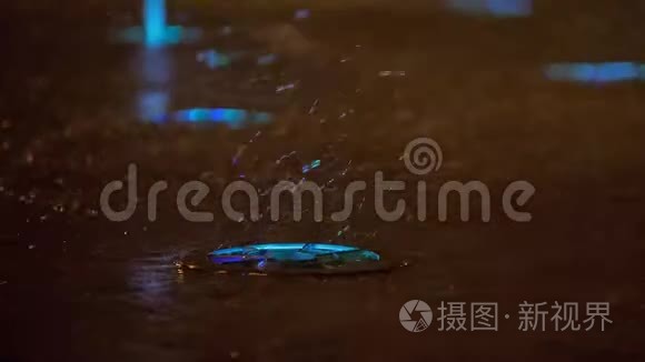 溅起五颜六色的喷泉.. 水的缓慢运动，以不同的颜色照亮，落在喷泉上，改变它的变化