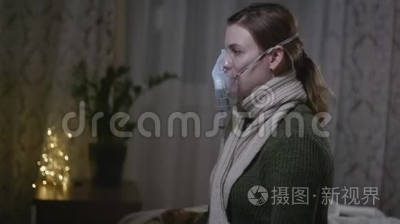 季节性感冒，一个患病毒或流感的不健康妇女用药物治疗，用蒸汽吸入器看起来疲劳