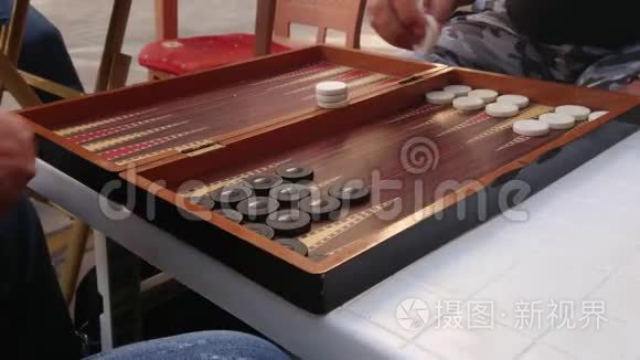 年老的退休男子在外面玩背鬼.短视频