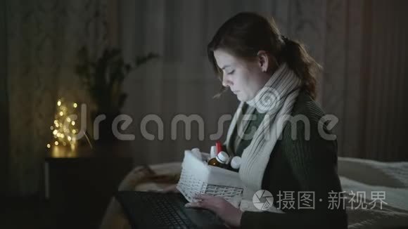 医学药物，患有病毒性疾病的女孩戴着围巾在网上搜索关于药物的描述