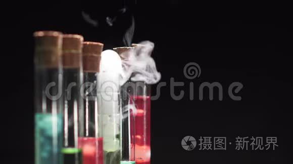 带沸腾多色液体的玻璃试管..