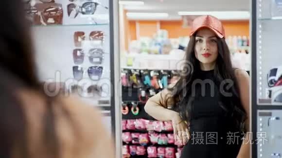 在精品店里戴红帽子的女孩视频