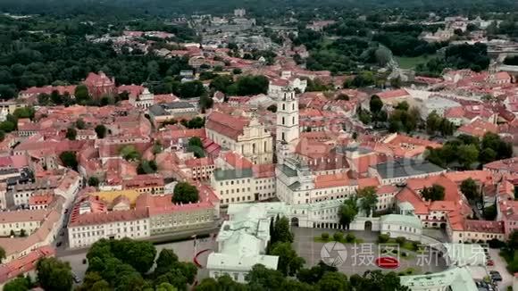 立陶宛维尔纽斯-2019年7月：鸟瞰总统府、圣约翰`教堂和维尔纽斯老城。