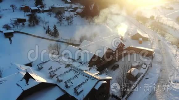 日落时空中冬季自然北欧景观雪山森林