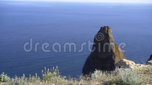 岩石和平静的大海视频