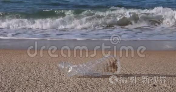 海洋海滩上的塑料水瓶垃圾视频