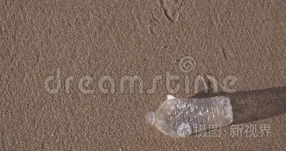 海洋海滩上的塑料水瓶垃圾视频