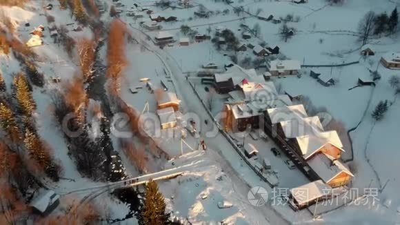 日落时空中冬季自然北欧景观雪山森林