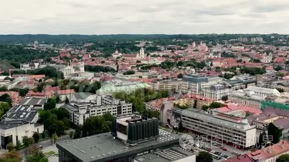 维尔纽斯，立陶宛-2019年7月：鸟瞰建筑歌剧和芭蕾舞剧院和维尔纽斯老市中心。