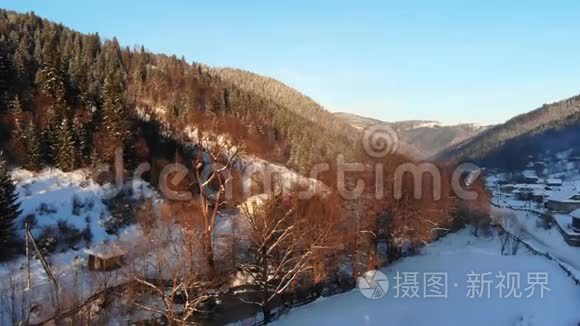 日落时空中冬季自然北欧景观雪山森林