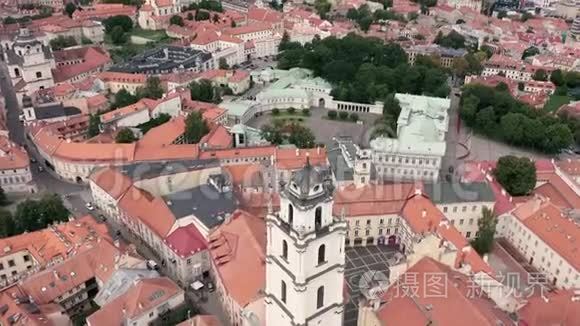 维尔纽斯，立陶宛-2019年7月：在圣约翰教堂和总统官邸附近钟楼的空中俯视`。