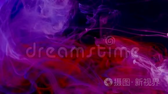 蓝色，红色和白色水彩墨水在水中的黑色背景。 冷却趋势屏保