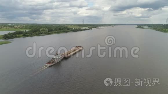 伏尔加河上的驳船。 内河航运。