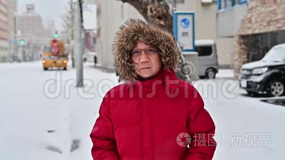 老年人在冬天享受雪的慢动作视频