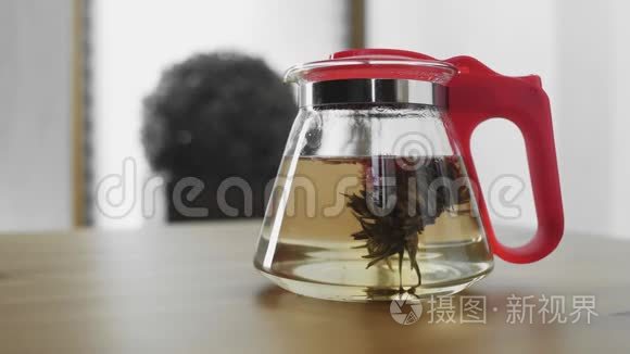 玻璃茶壶中盛开的中国传统花茶