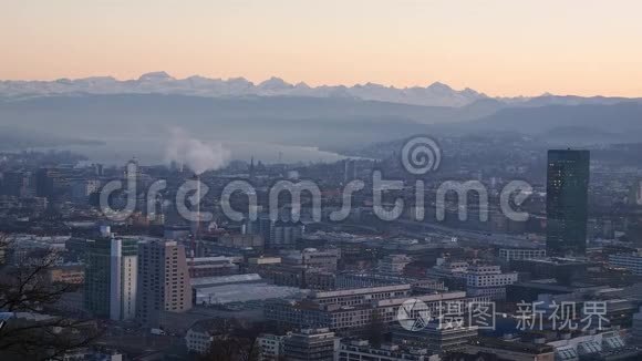 日落后从山顶俯瞰苏黎世市区景色，烟湖和背景中的瑞士阿尔卑斯山