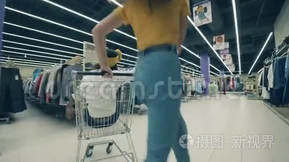 一家服装店里有两个微笑的女人视频