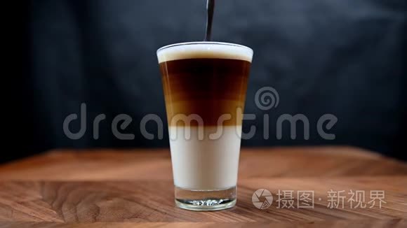 卡布奇诺咖啡层在玻璃杯中搅拌视频