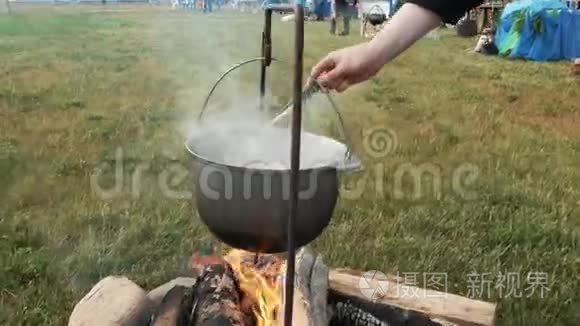 在火上做饭视频
