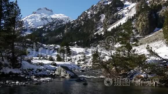 位于白雪皑皑的比利牛斯山脉的河流，法国彭埃斯潘附近