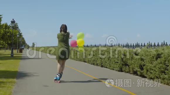 充满欢乐的女人在户外骑着气球视频