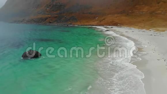 令人惊叹的电影视野沙海海岸与波浪 海泡和山脉的背景 4k视频mov格式视频下载 正版视频编号02jpjg 摄图新视界视频库 令人惊叹的电影视野沙海海岸与波浪 海泡和山脉的背景 4k视频mov格式视频下载 正版视频编号02jpjg 摄图新视界视频库