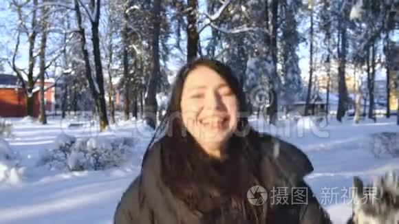 女孩喜欢在冬天的雪地公园里跳跃