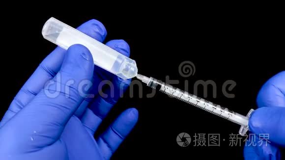 医生从塑料安瓿中用胰岛素注射器抽取一种药物或物质进行疫苗接种。 医学eq宏观视频