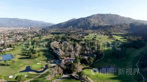 山谷中绿野高尔夫球场的鸟瞰图。