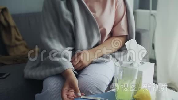 生病的年轻黑人妇女用温度计冷检查温度