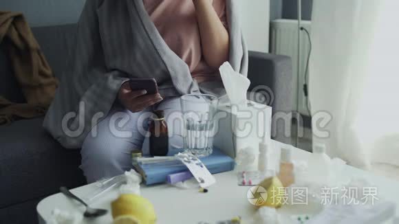 关闭生病的非裔美国少女使用电话和在家喝热茶