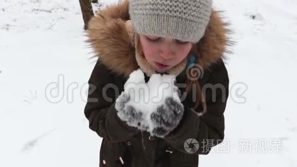 女孩在玩第一场雪视频