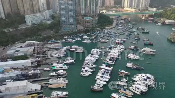 香港仔避风塘及鸭梨洲的鸟瞰图视频