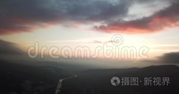 美丽的夕阳伴着冬日的迷雾视频