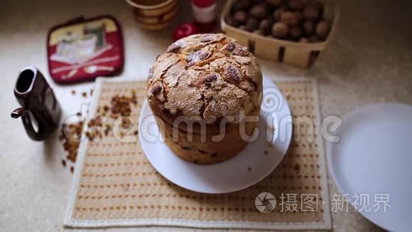 女孩把馅饼切成碎片