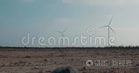 三个旋转风力发电机对抗天空。 风的力量。 清洁和可再生能源解决方案。 风力涡轮机。 生态