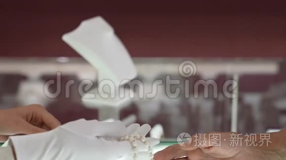 白色手套珠宝顾问展示珍珠项链视频