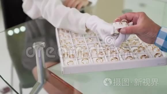 专业珠宝商帮助顾客购买金戒指视频