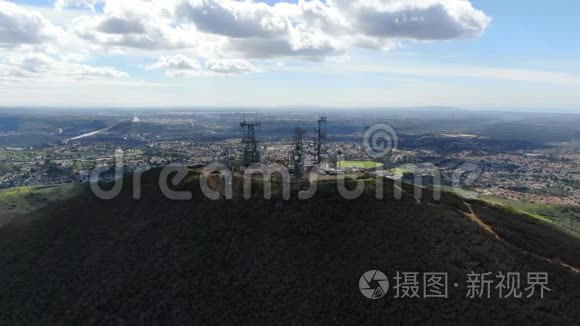 山顶电信天线的鸟瞰图视频